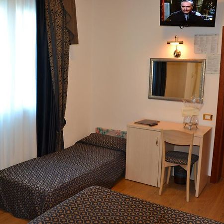 Hotel Caravelle&Minicaravelle Лідо-ді-Єзоло Екстер'єр фото