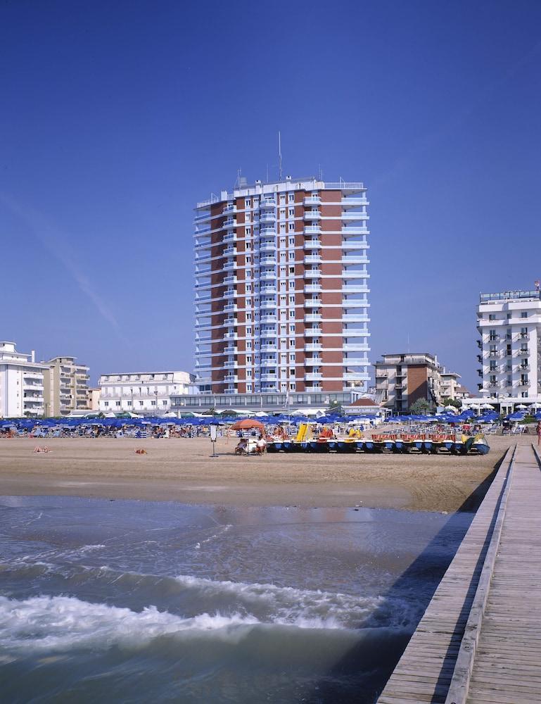 Hotel Caravelle&Minicaravelle Лідо-ді-Єзоло Екстер'єр фото
