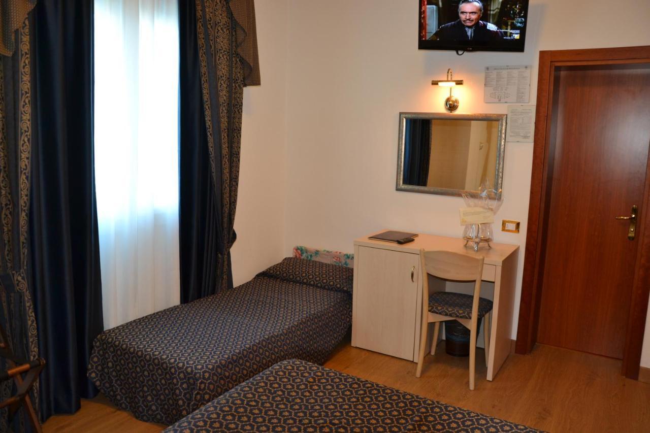 Hotel Caravelle&Minicaravelle Лідо-ді-Єзоло Екстер'єр фото