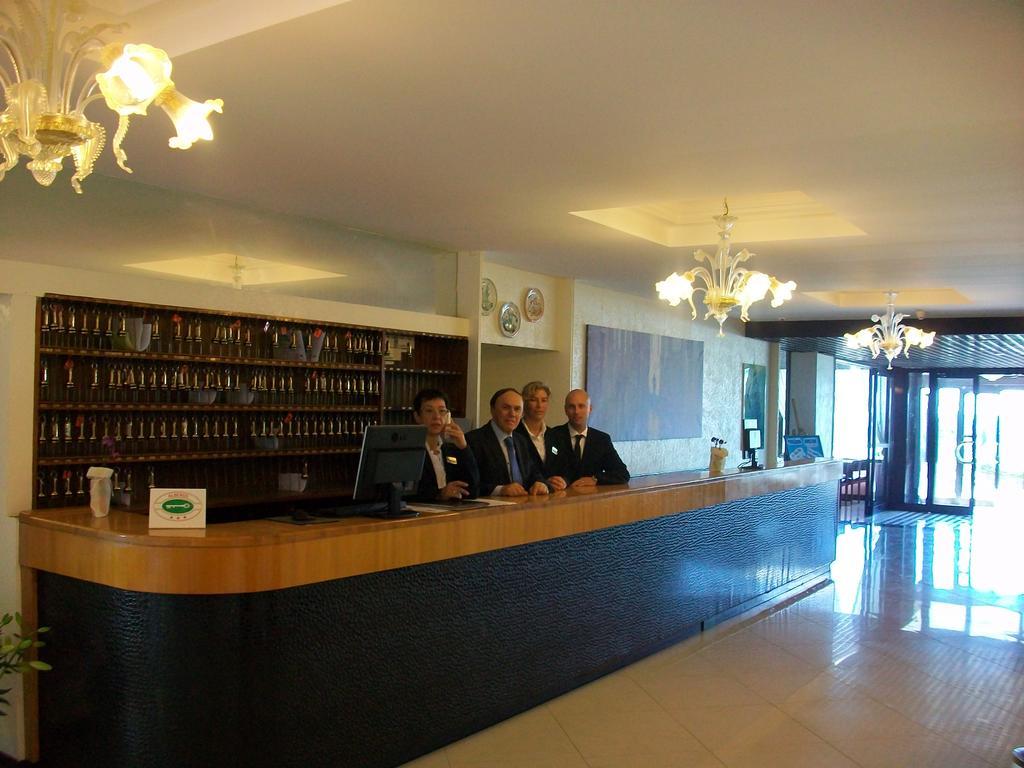 Hotel Caravelle&Minicaravelle Лідо-ді-Єзоло Екстер'єр фото